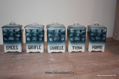 Antieke kruidenpotjes blauw